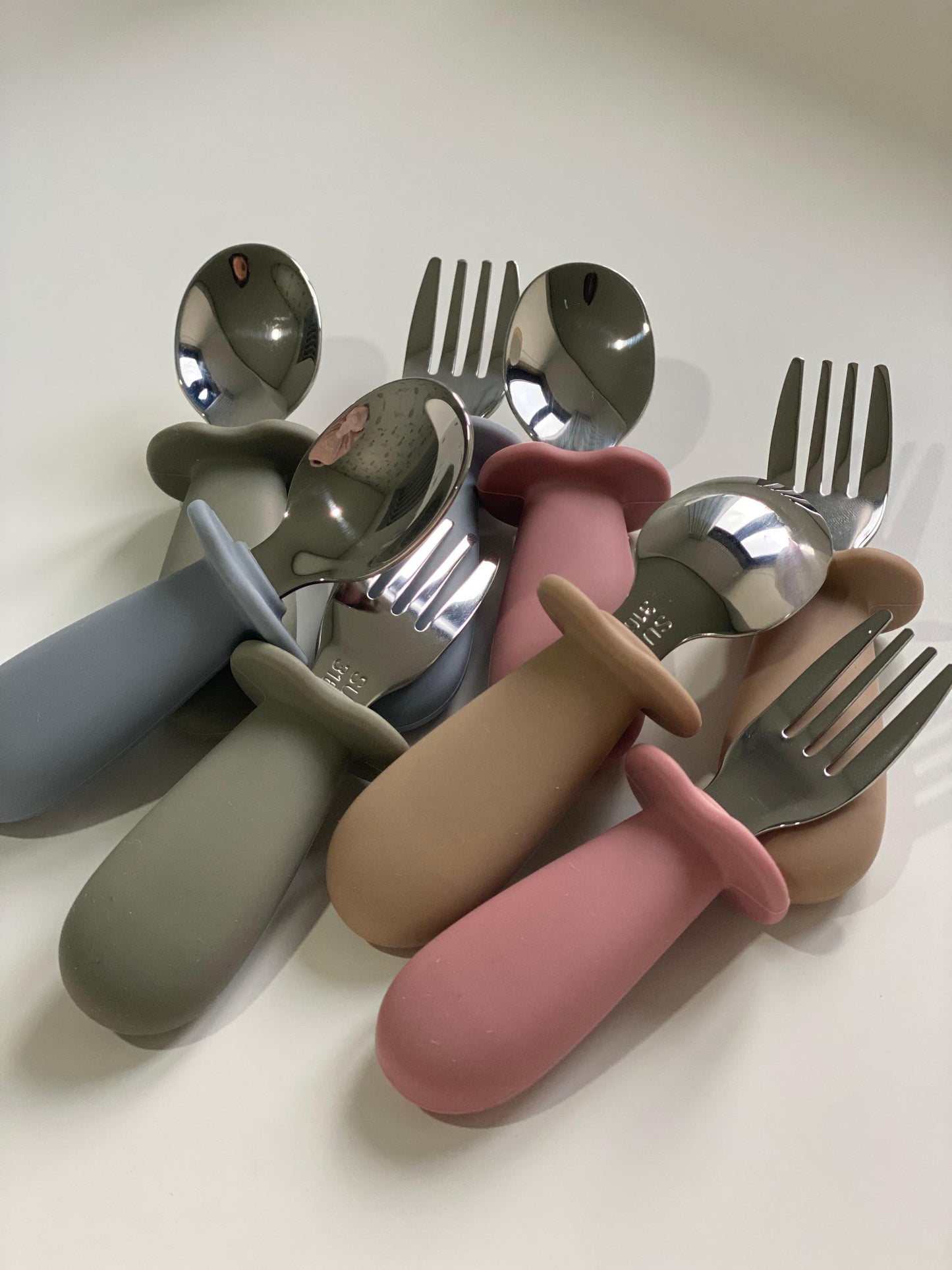 Talheres em silicone com ponta de aço