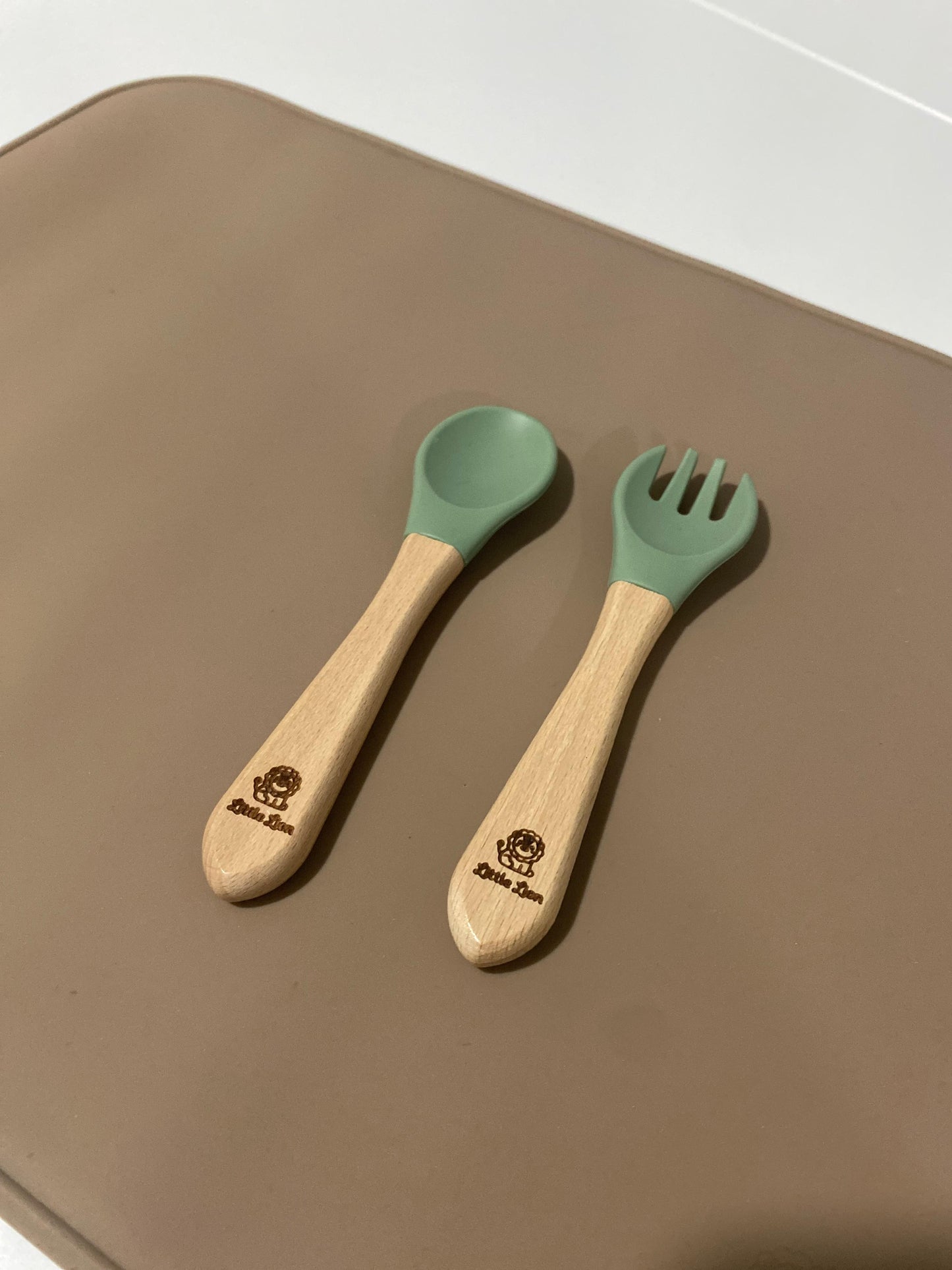 Talheres em silicone com cabo de madeira