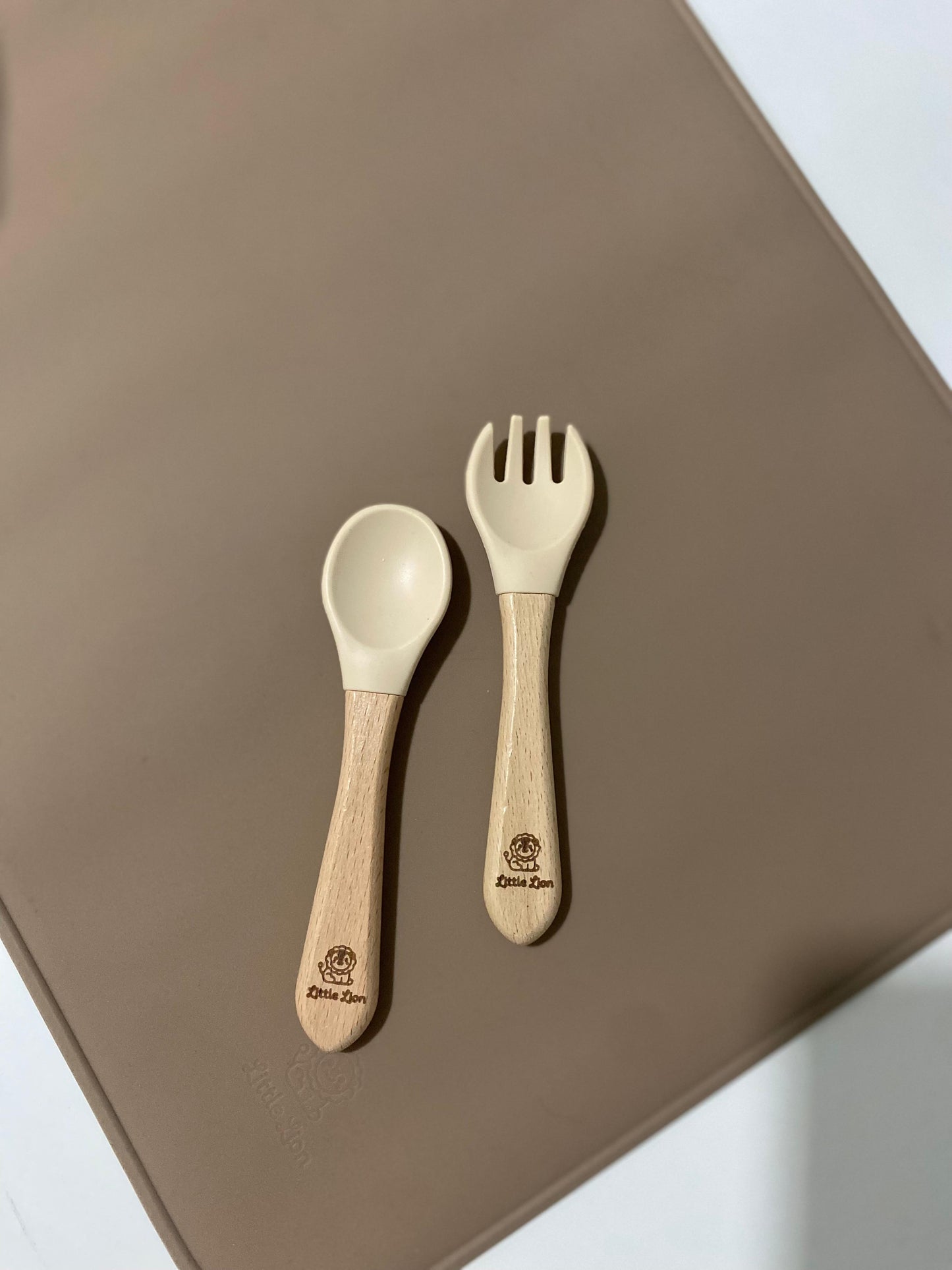 Talheres em silicone com cabo de madeira