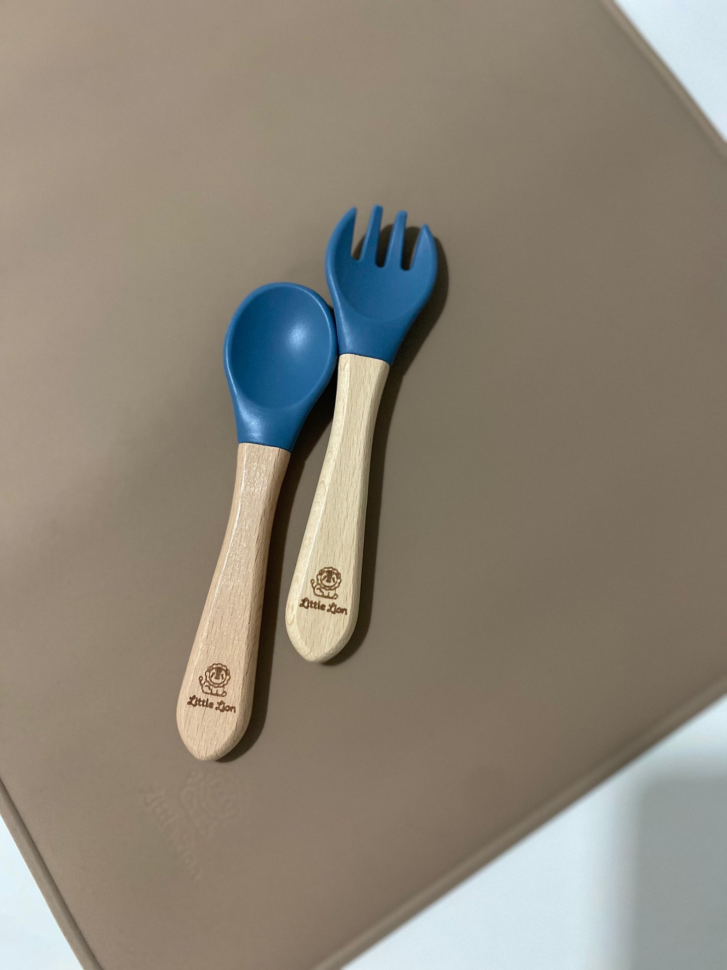 Talheres em silicone com cabo de madeira