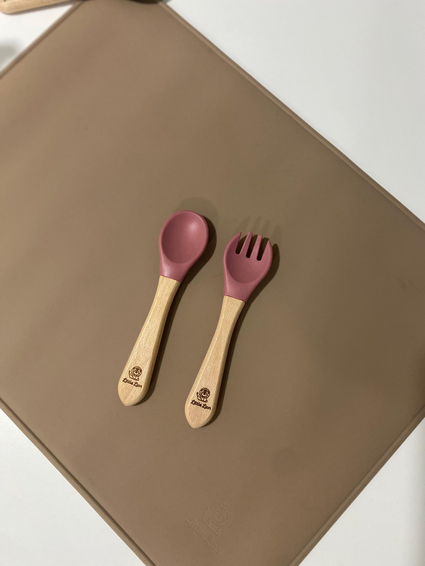 Talheres em silicone com cabo de madeira